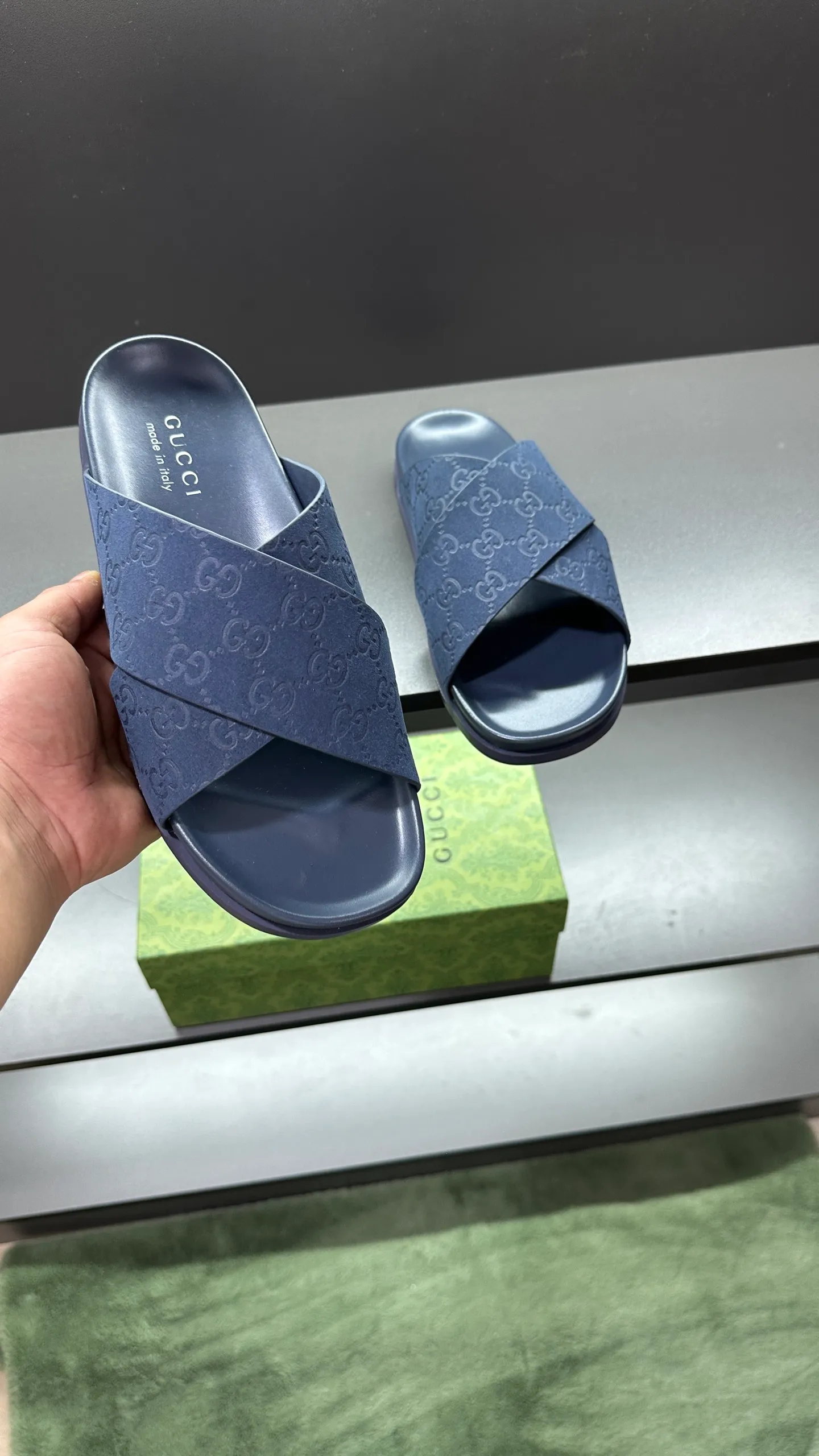 [G Home New Style] P: 300💰Men's size 39~45, (46. Customized) This slipper is made of GG polyester fiber and is decorated with a Gucci label on the front, which adds a striking logo feel to the style. "Gucci Made in Italy" stamped label Rubber sole Flat Made in Italy